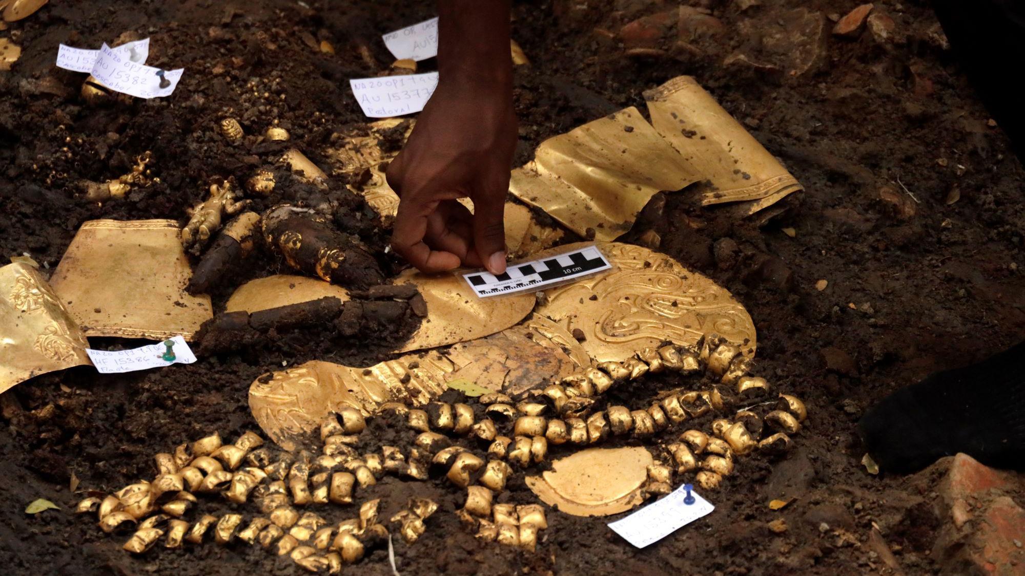 Piezas en oro encontradas en una tumba prehispánica en Panamá