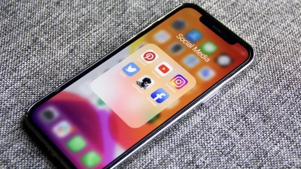 Teléfono con redes sociales. Instagram, Facebook