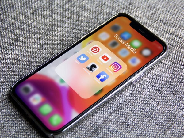 Teléfono con redes sociales. Instagram, Facebook