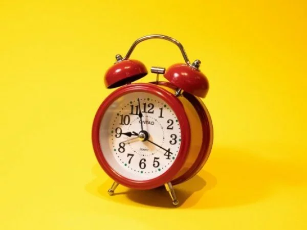 Adelantar o retrasar relojes en el cambio de hora