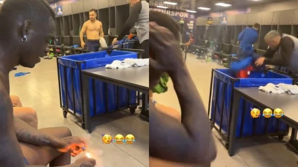 Mario Balotelli encendiendo un petardo en el camarín