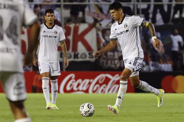 Esteban Pavez de Colo Colo avanza con el balón este miércoles, en un partido de la Copa Libertadores entre Sportivo Trinidense y Colo Colo en el estadio Tigo La Huerta en Asunción (Paraguay)