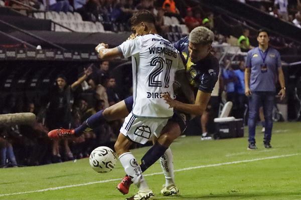 Óscar Guillermo Giménez (d) de Trinidense disputa un balón con Erick Wiemberg de Colo Colo este miércoles en un partido de la Copa Libertadores entre Sportivo Trinidense y Colo Colo en el estadio Tigo La Huerta en Asunción (Paraguay).