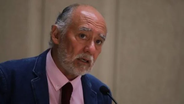 Senador Iván Flores.