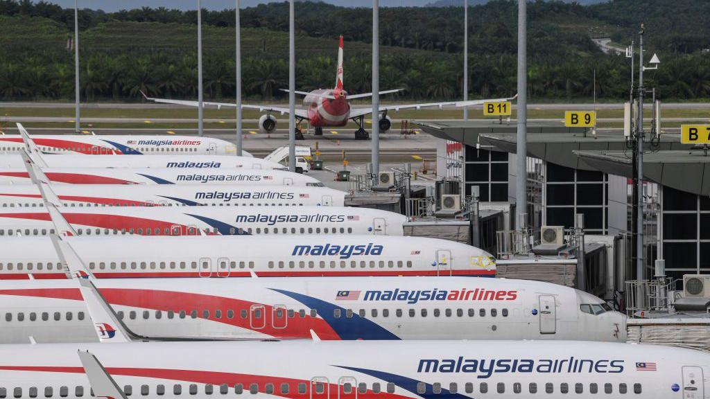 Aviones de Malaysia Airlines aparcados en la pista del aeropuerto internacional de Kuala Lumpur.