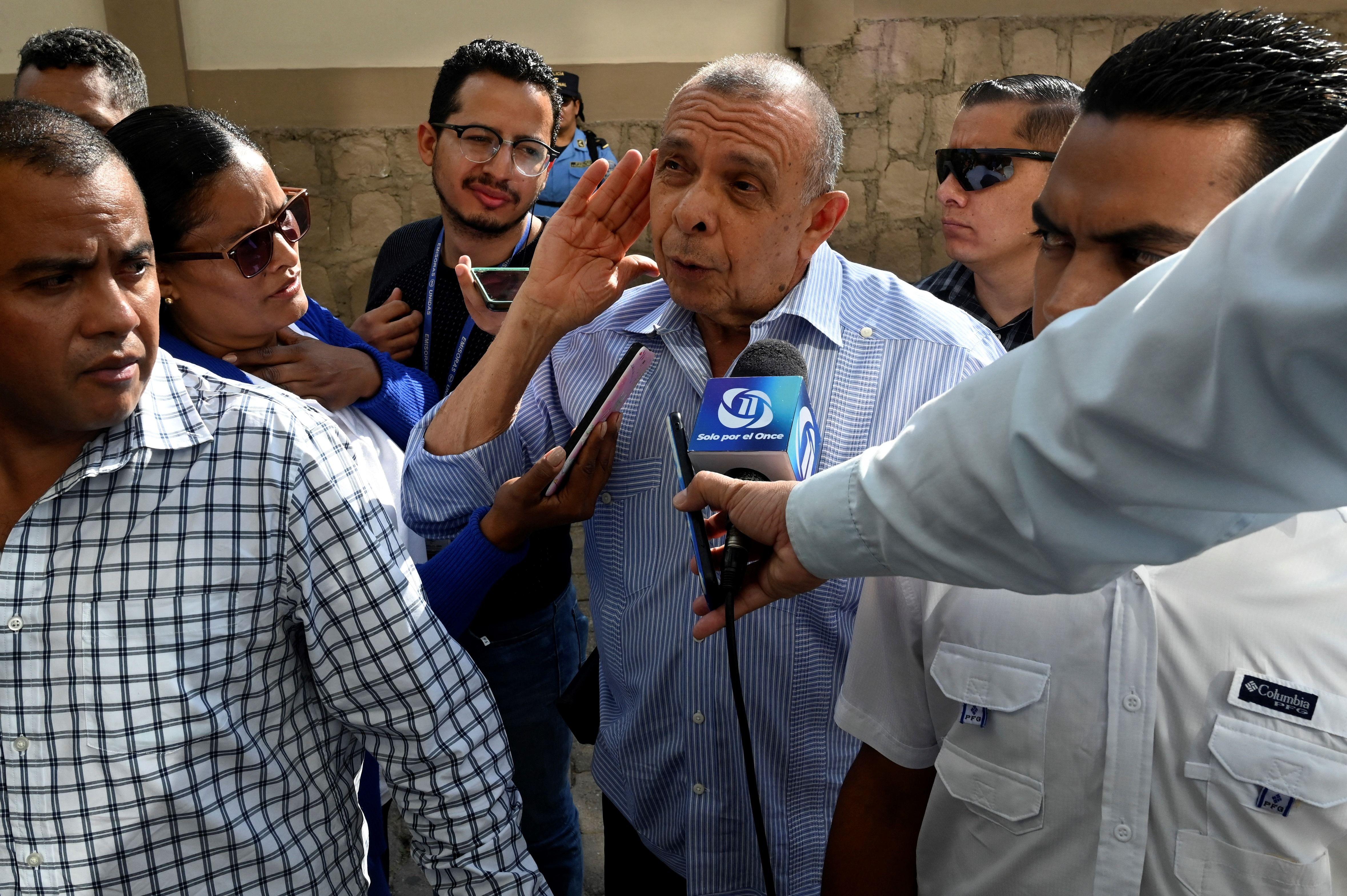 Porfirio Lobo gesticula frente a un micrófono