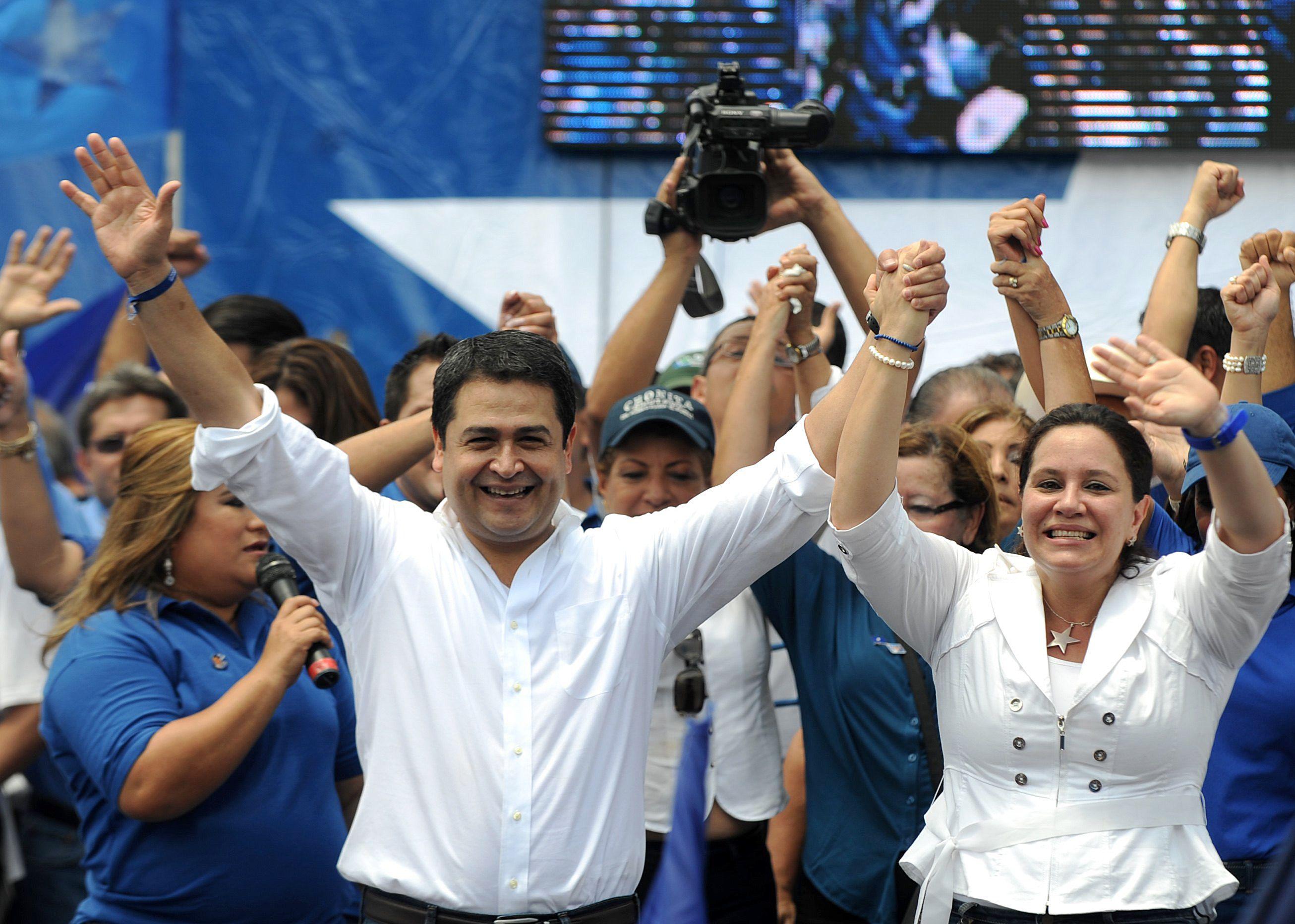 Hernández saluda a sus seguidores junto a su esposa en 2012, antes de la campaña electoral que lo llevó a la presidencia de Honduras.