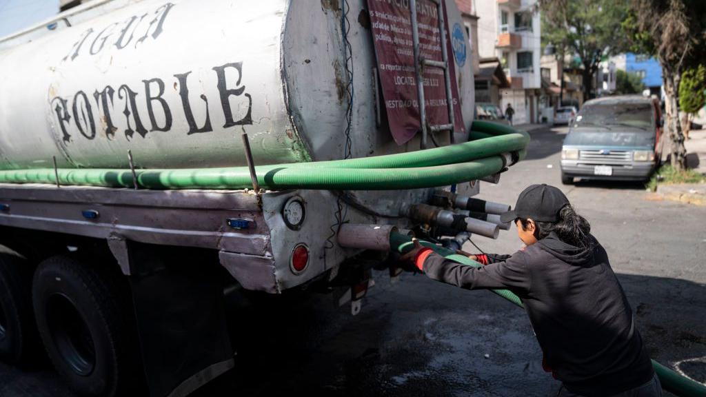 Reparto de agua en cisterna en CDMX