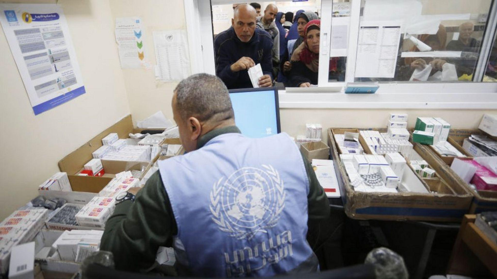 Un empleado de la Unrwa entrega medicinas.