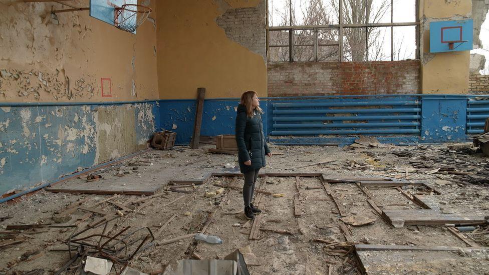 Mujer dentro de un coliseo en Ucrania