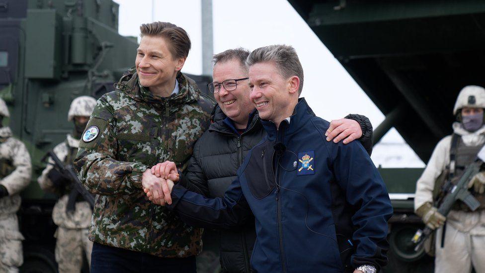 (De izq. a der.): El ministro de Defensa de Finlandia Antti Häkkänen, el ministro de Defensa de Noruega Bjørn Arild Gram y el ministro de Defensa de Suecia Pål Jonson