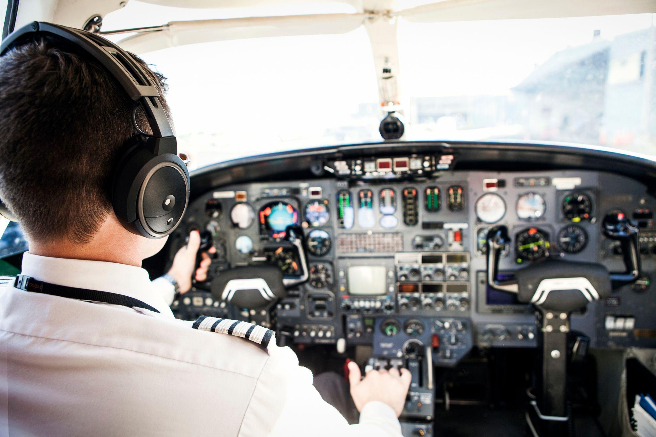 Piloto de avión comercial.