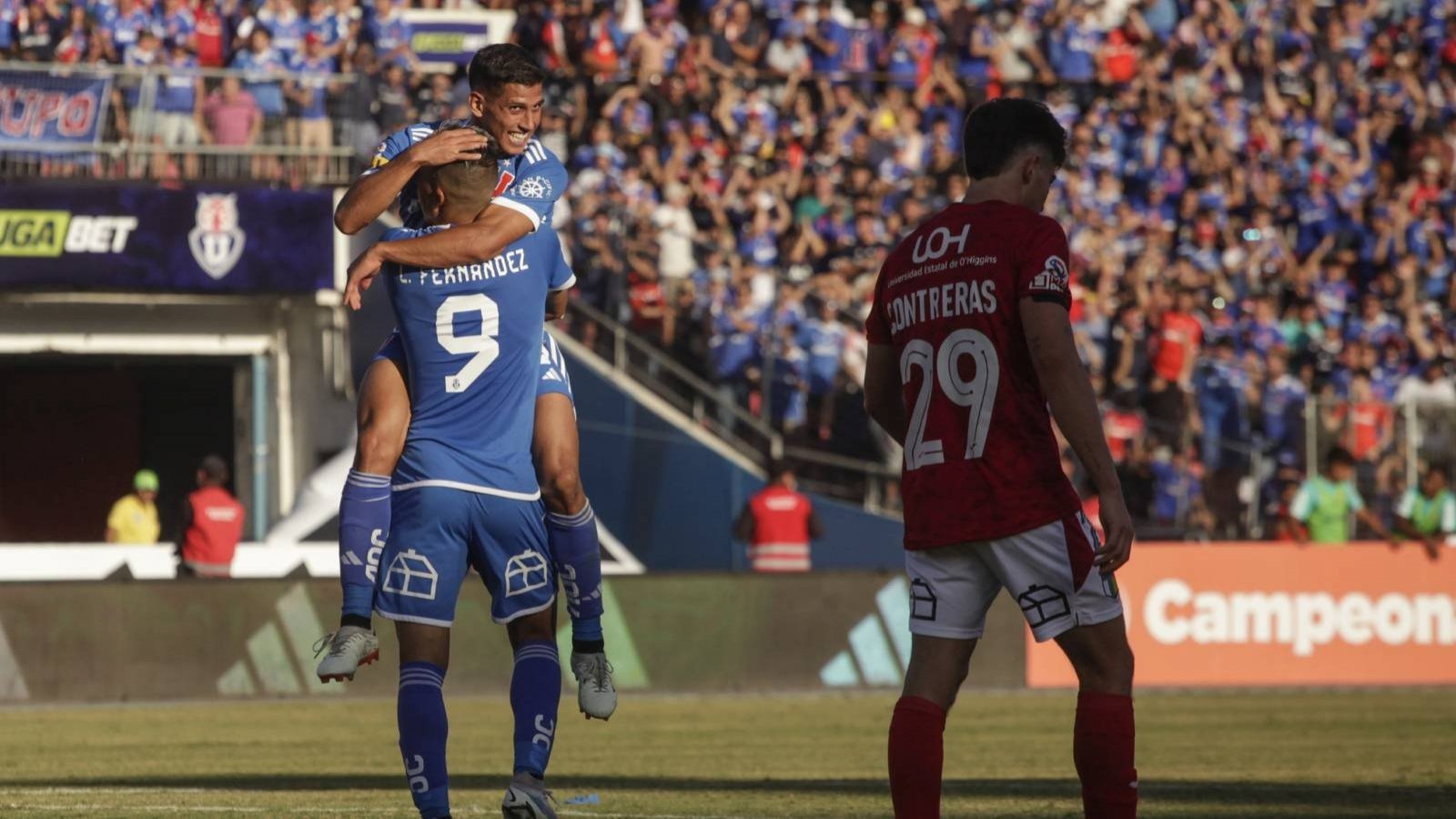 Leandro Fernández e Israel Poblete celebrando el gol de la U ante O'Higgins.