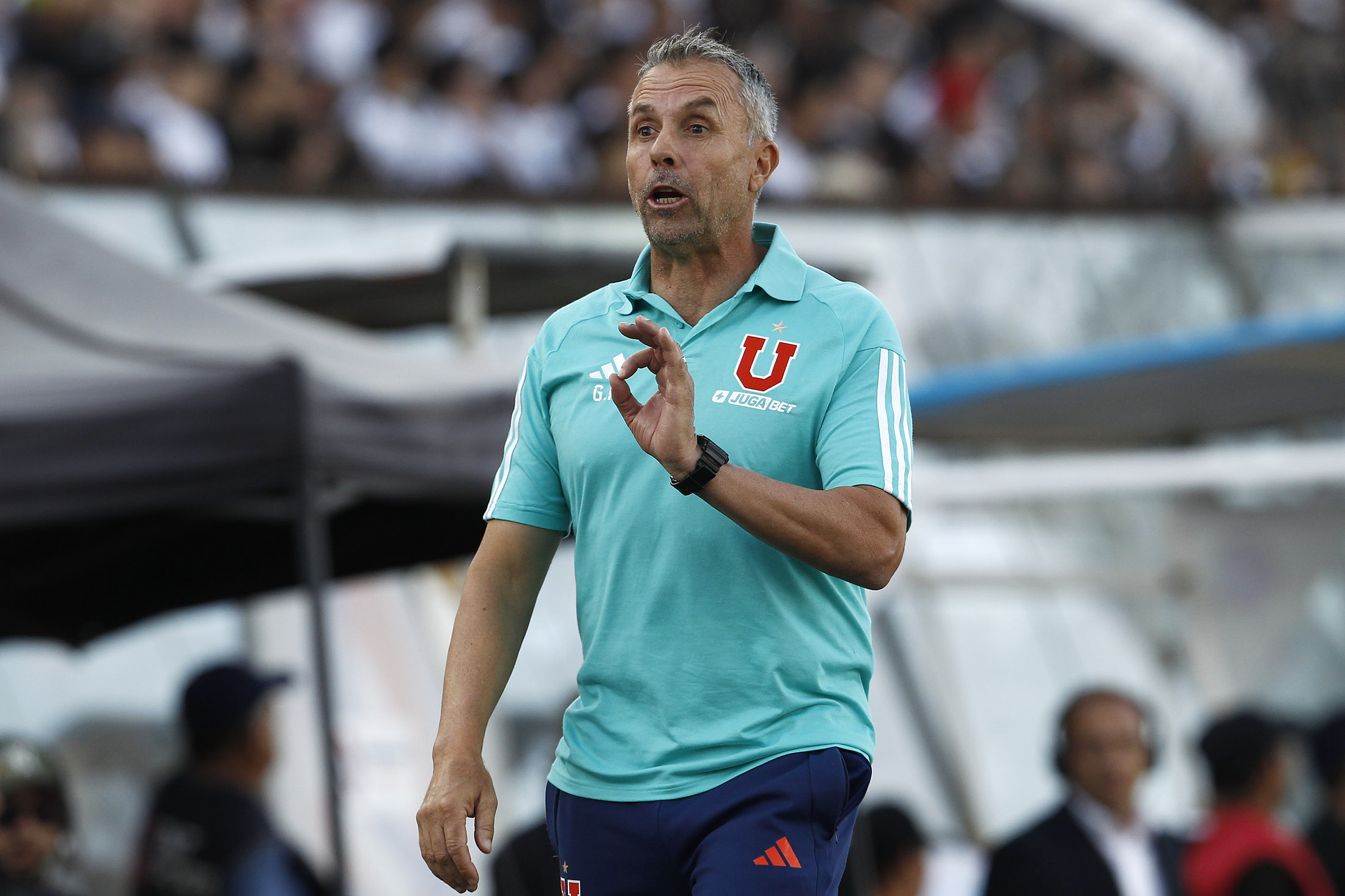 Gustavo Álvarez dando indicaciones en el Estadio Monumental 