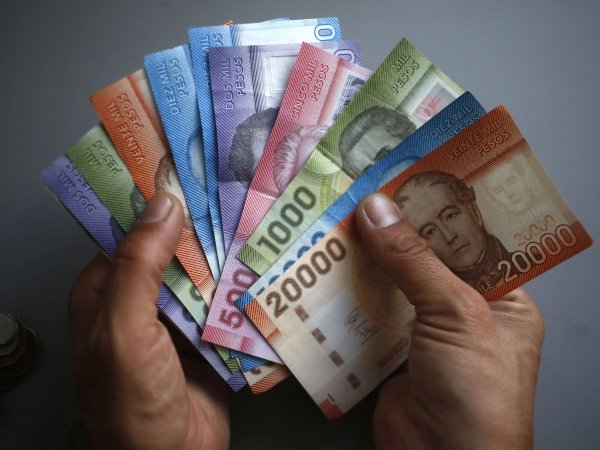 Ex Bono Marzo 2024. Aporte Familiar Permanente. Mano con billetes.