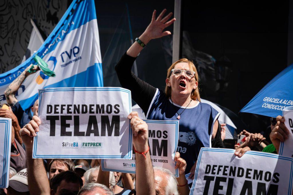 Personas protestando por el cierre de Télam