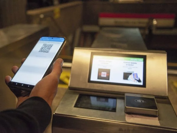 Pasaje QR. MetroQR. Metro de Santiago.
