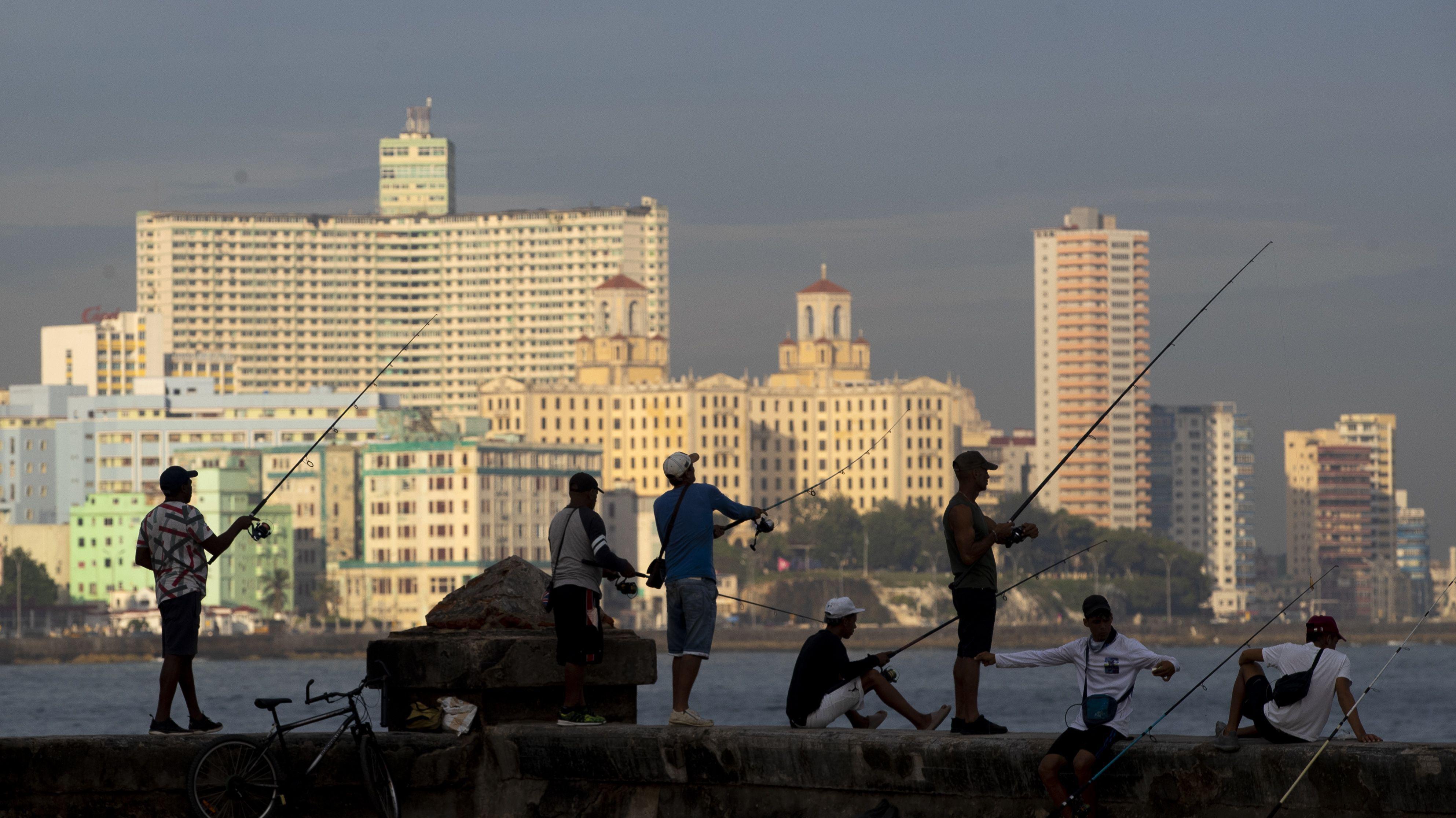 Cubanos pescan en el malecón