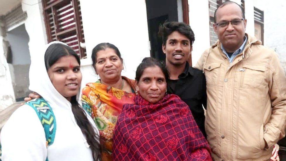 Neetu Kumari con sus hijos y el activista Naresh Paras