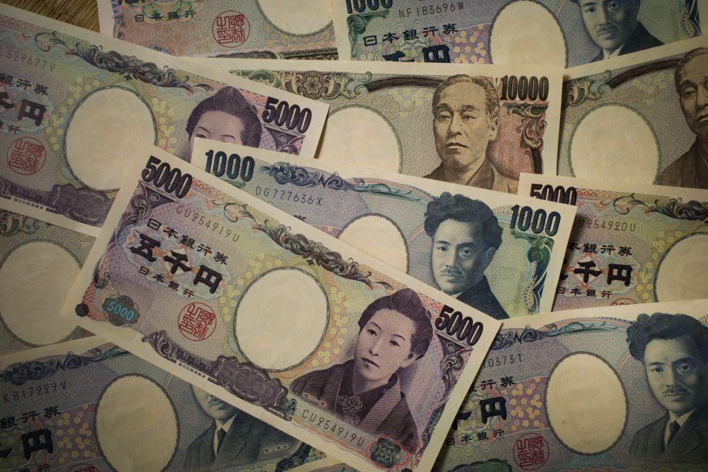 Diferentes billetes de yen. 