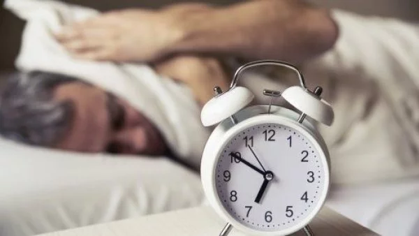 Persona reaccionando a la alarma