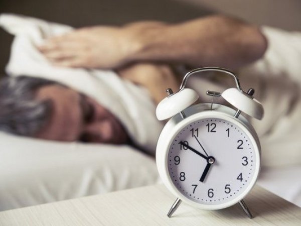 Persona reaccionando a la alarma