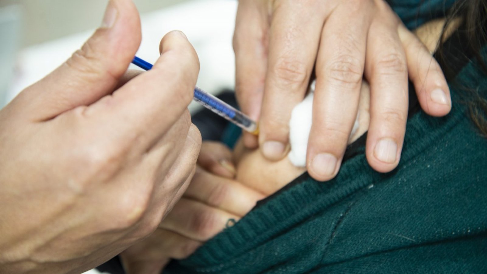 Persona siendo inoculada contra influenza.