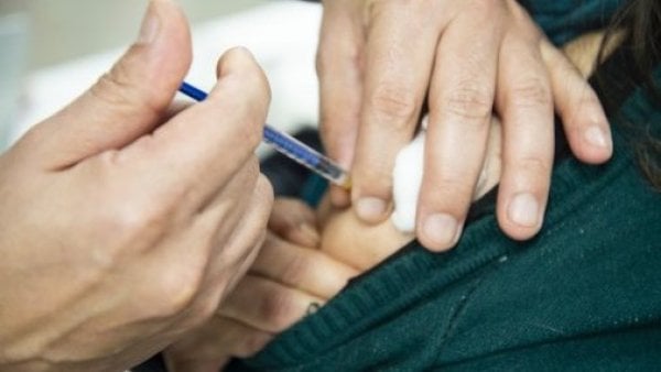 Persona siendo inoculada contra influenza.