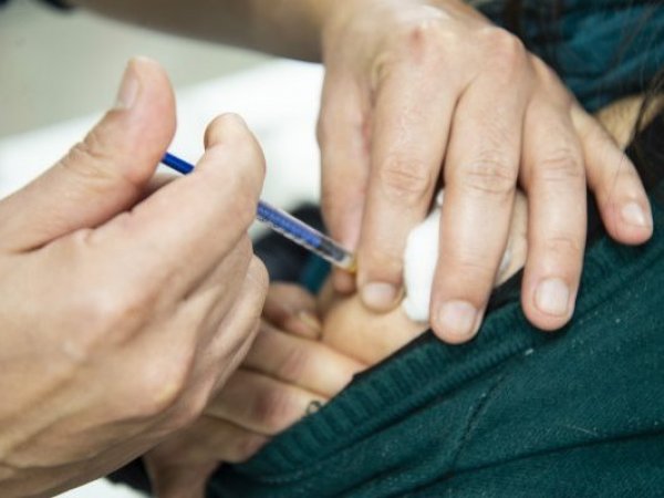 Persona siendo inoculada contra influenza.