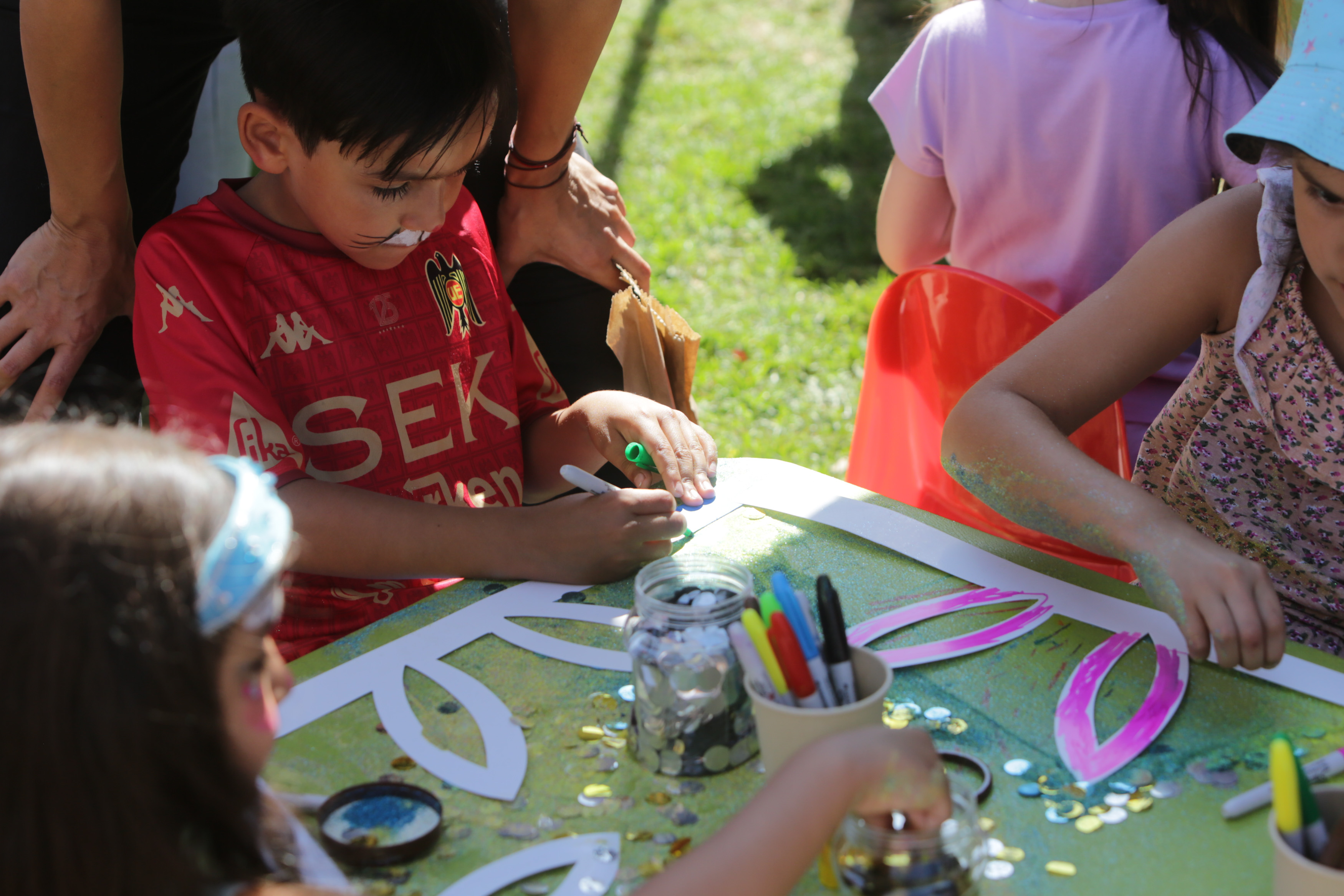 Niños pintando orejas de pascua