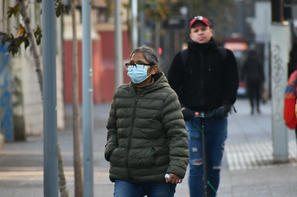 Persona utilizando mascarilla en la calle