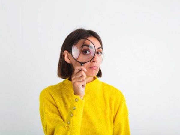 Persona con lupa. Datos curiosos.