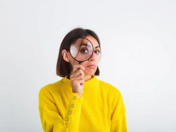 Persona con lupa. Datos curiosos.