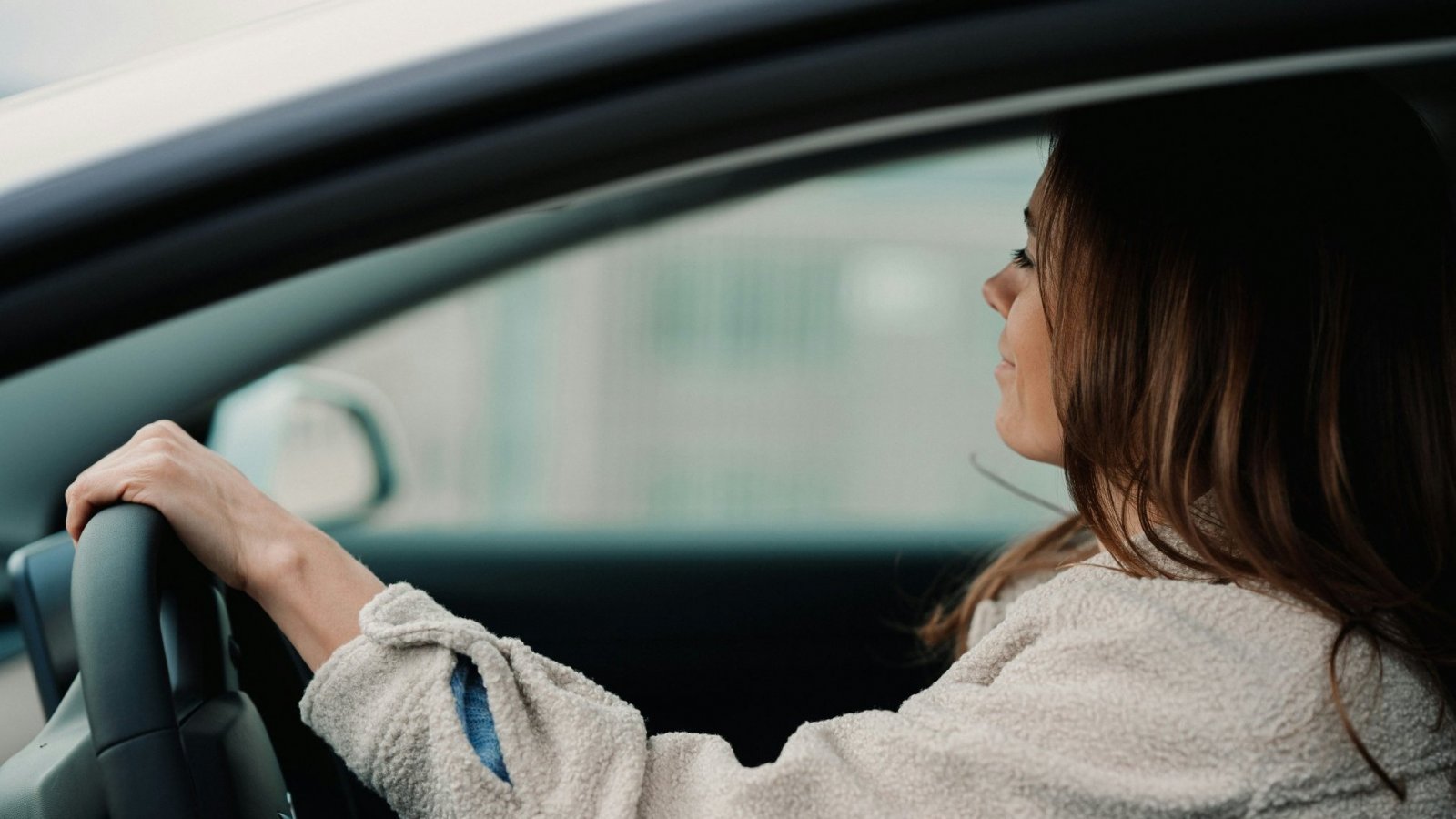 Imagen referencial de mujer conduciendo un vehículo.