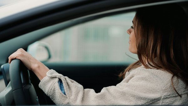 Imagen referencial de mujer conduciendo un vehículo.