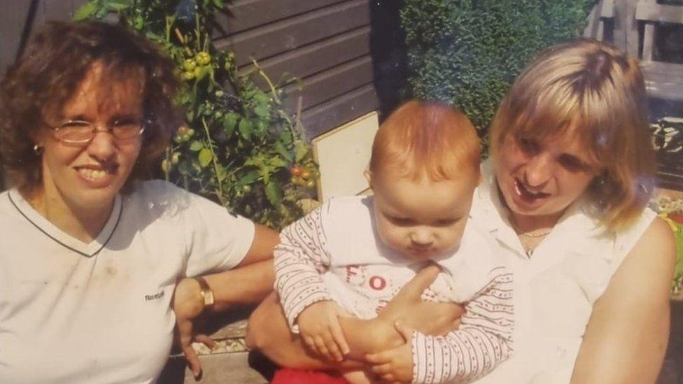 Heather y Liz con un bebé