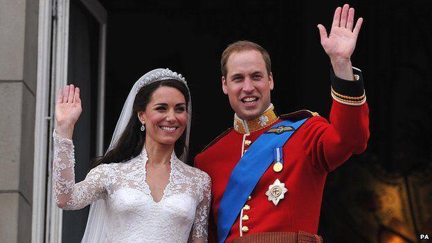 La princesa Catalina y el príncipe Guillermo saludan a la multitud el día de su boda. 