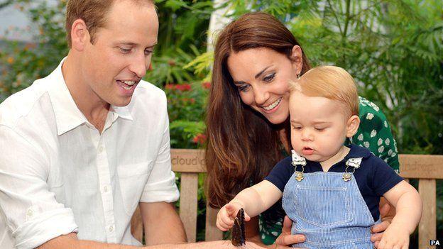 Guillermo y Catalina, con su hijo.