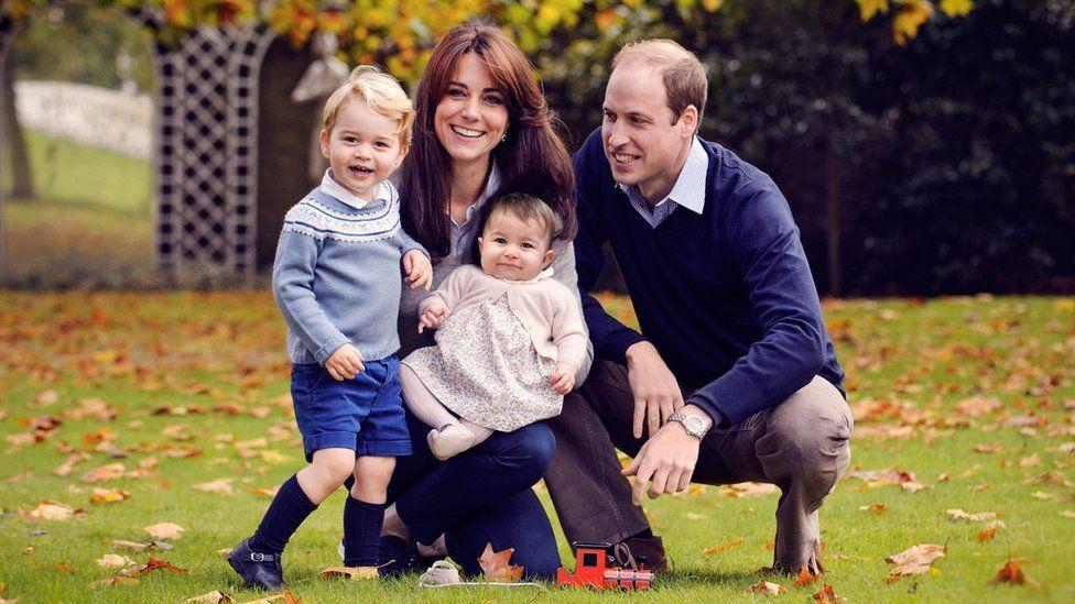 Los príncipes y sus hijos, en el jardín del palacio de Kensington. 