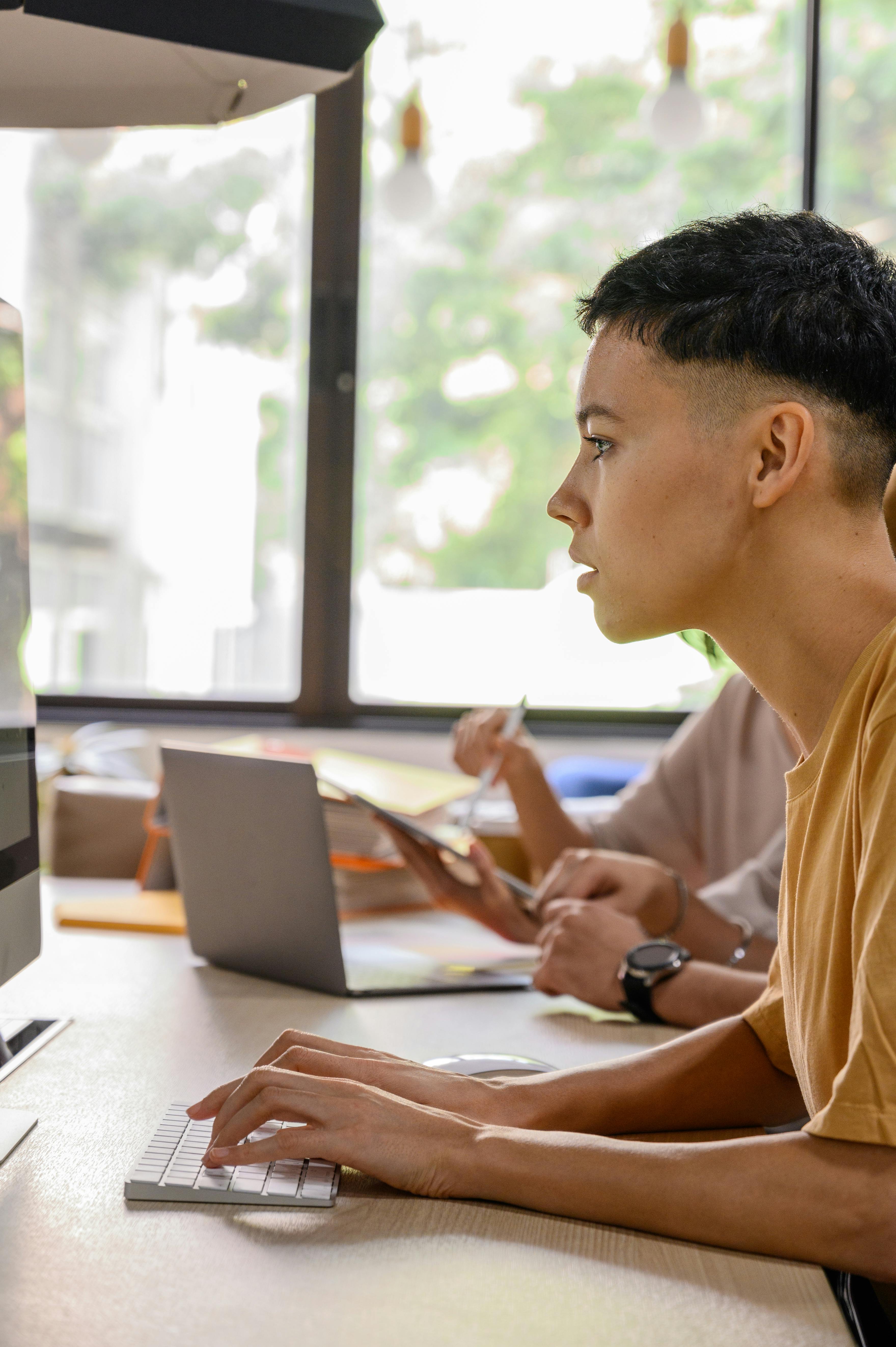 Joven en computador