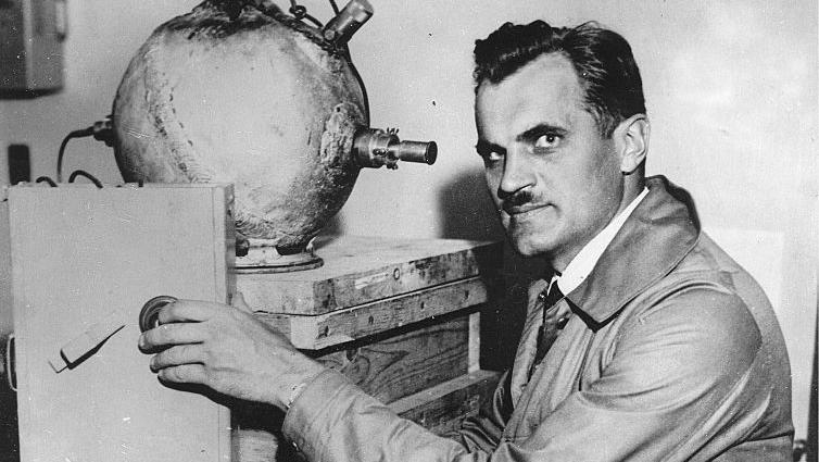 Arthur Compton en su laboratorio en 1932 