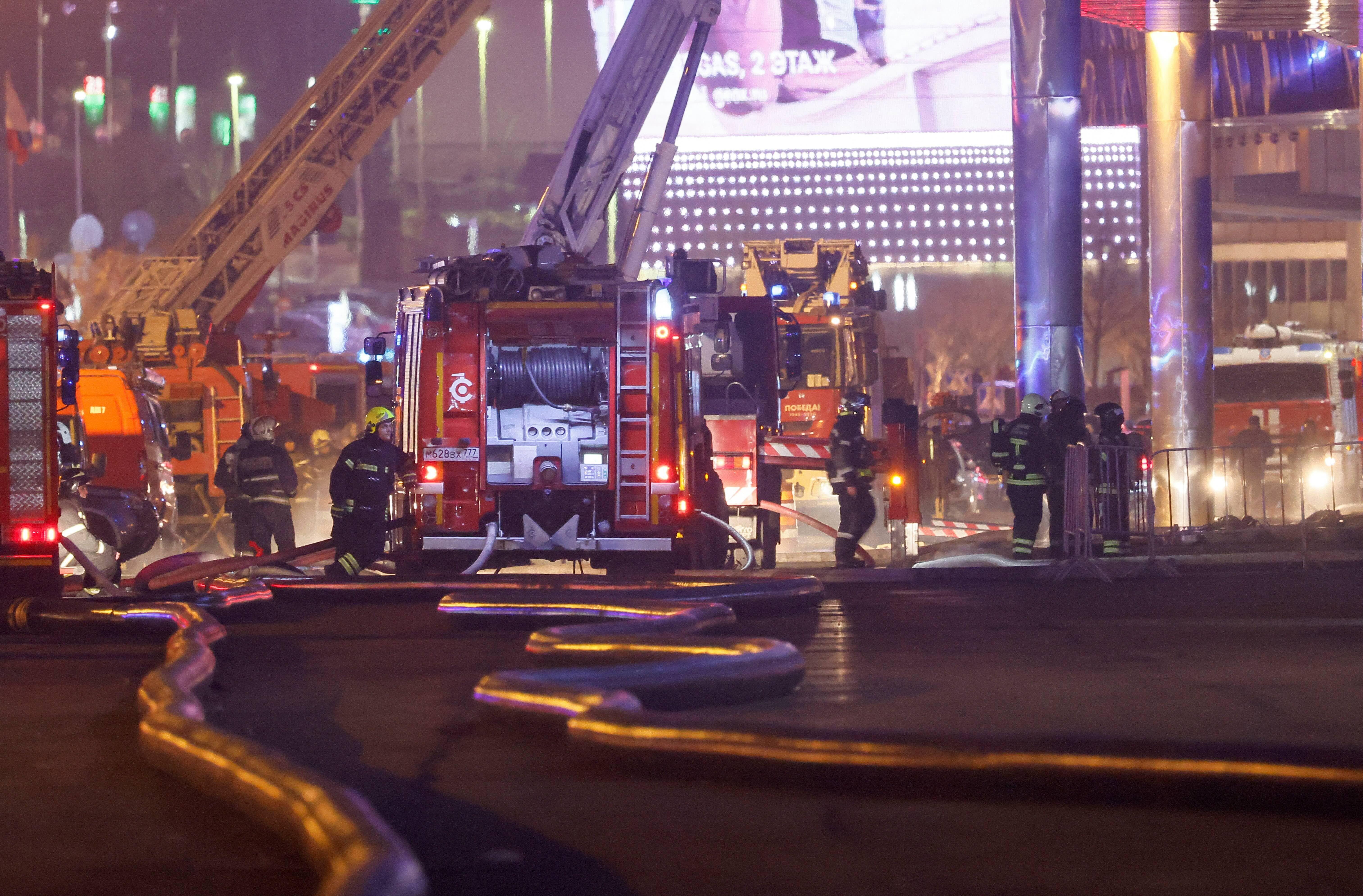 Bomberos en el sitio del incidente