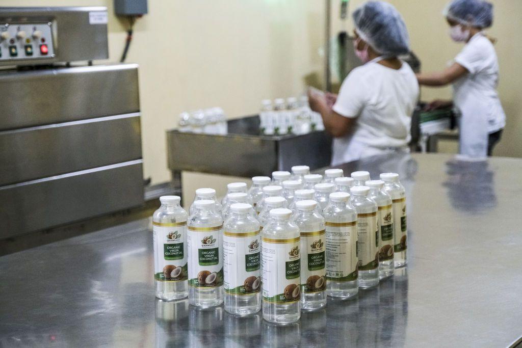 Mujeres envasando el aceite de coco