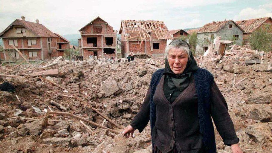 Una mujer llora junto a los escombros de las casas destruidas, el 28 de abril de 1999 en Surdulica.