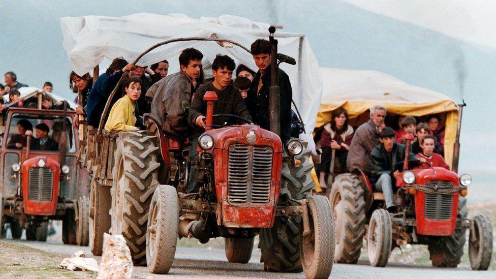 Refugiados en Kosovo conduciendo sus tractores en el cruce fronterizo de Morini