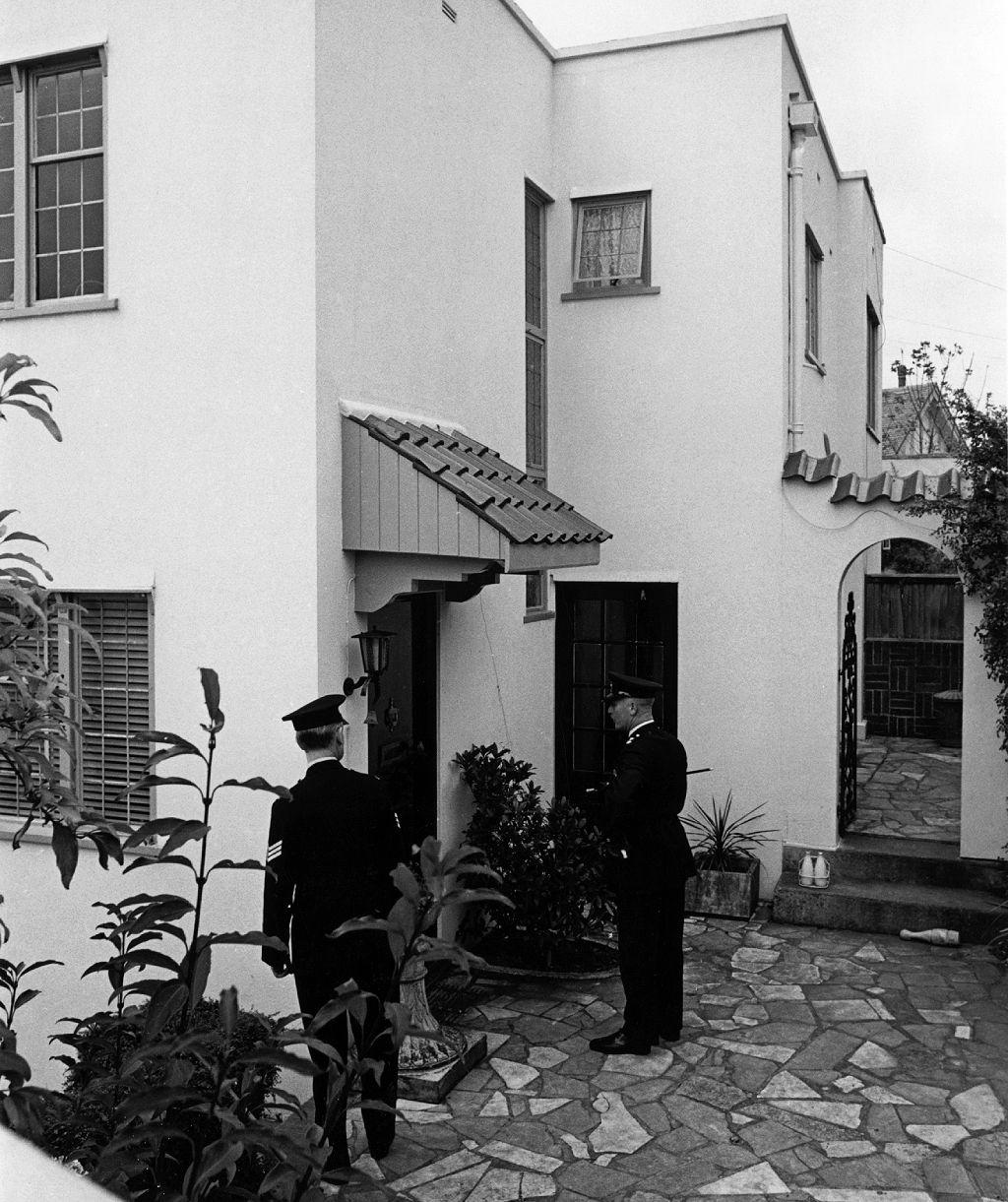 Policías afuera de la casa de Nick en Torquay