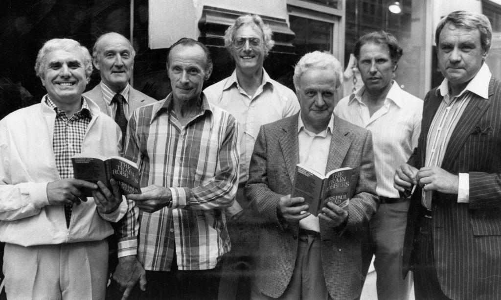 Los autores del Gran Robo del Tren con copias de el libro que escribieron en 1979. 