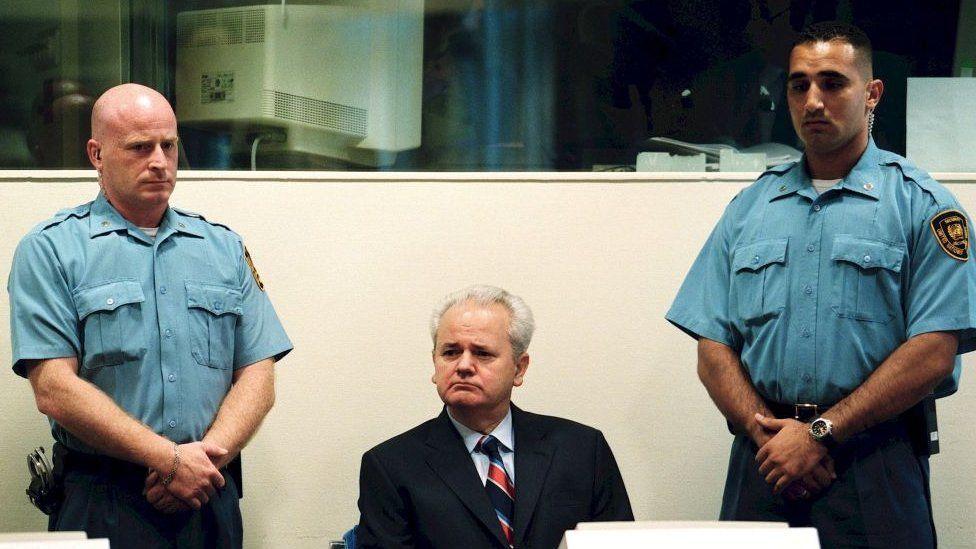 Slobodan Milosevic durante su audiencia inicial ante el TPIY en La Haya, Países Bajos Send feedback Side panels History Saved Contribute