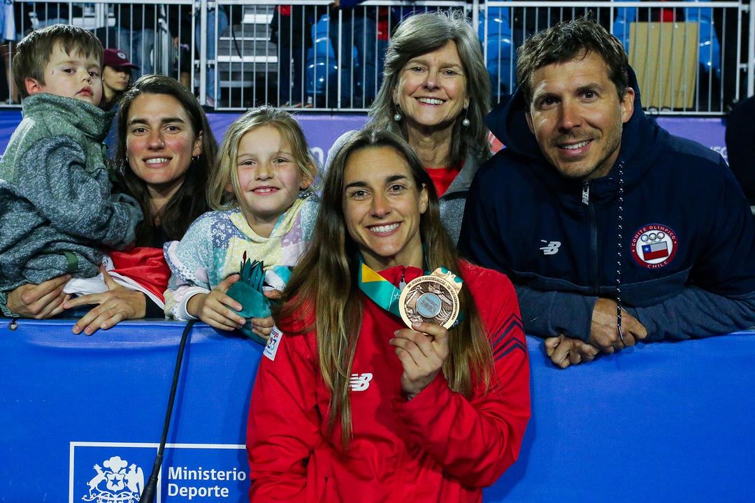 Camila Caram junto a sus familiares luego de ganar el bronce panamericano Santiago 2023. 