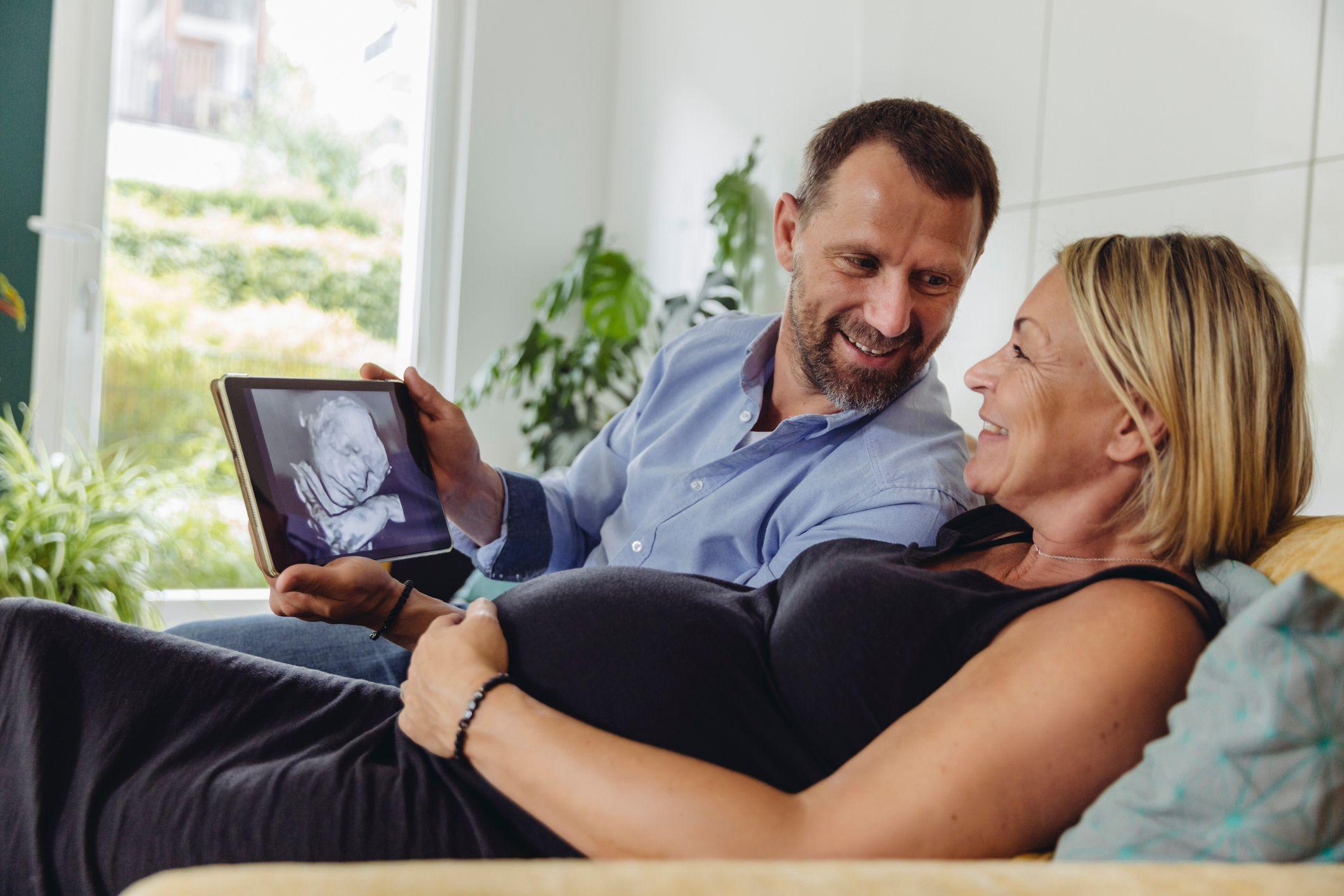 Una pareja de edad madura mira el resultado de un ecosonograma.